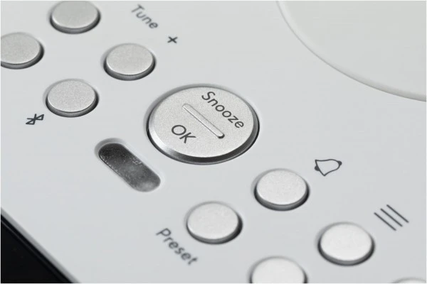 Roberts OrtusCharge DAB+ Uhrenradio Mit QI-Ladestation Weiß – Bild 4